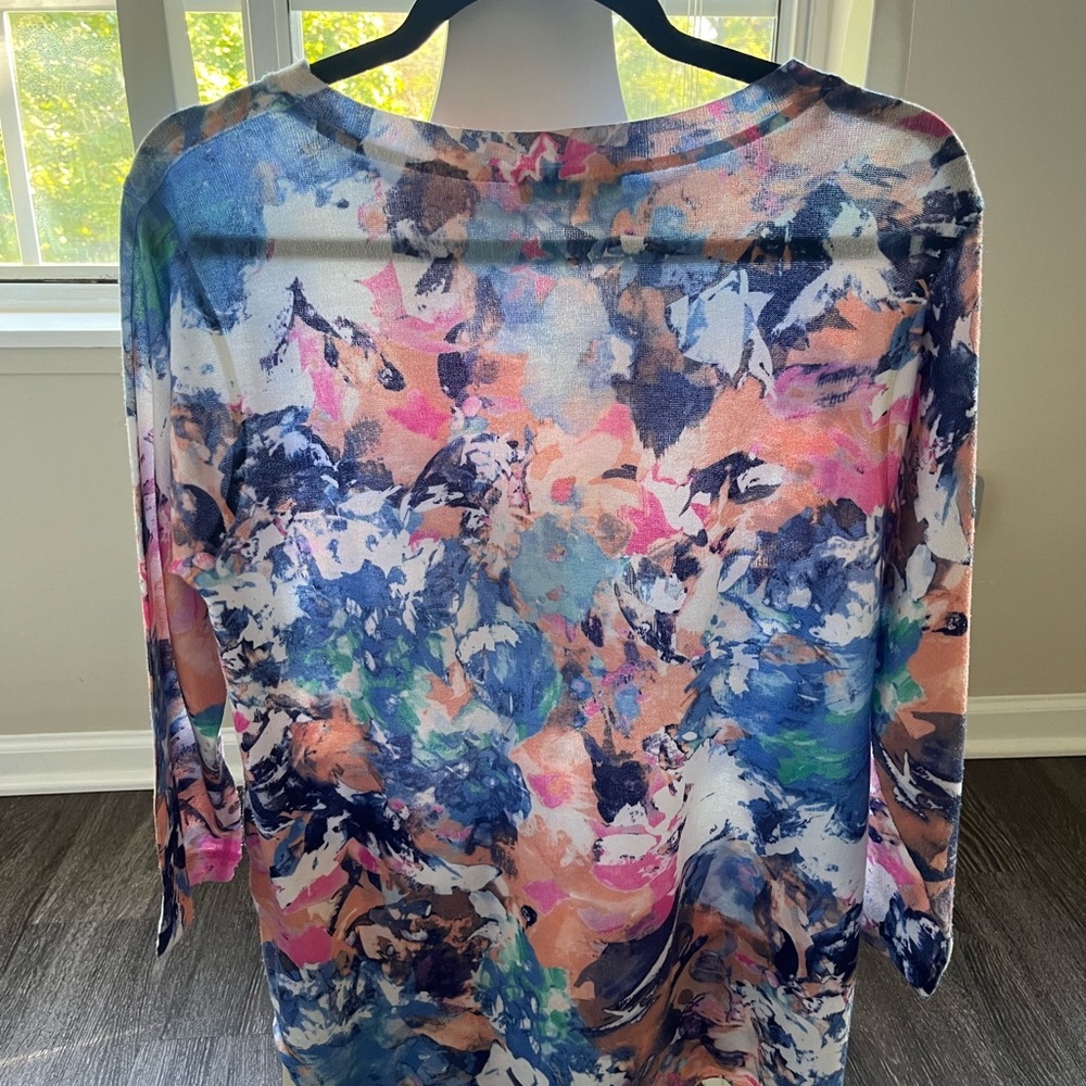 Women’s Abstract print sweater. 3/4 length sleeves. Size L